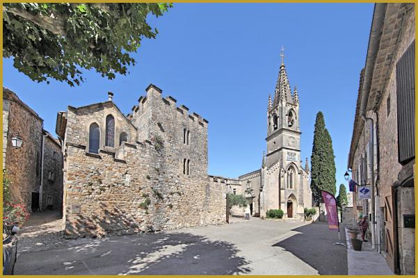 Photo de la place du Jeu-de-Paum, avec la maison de Monseigneur Fuzet et l